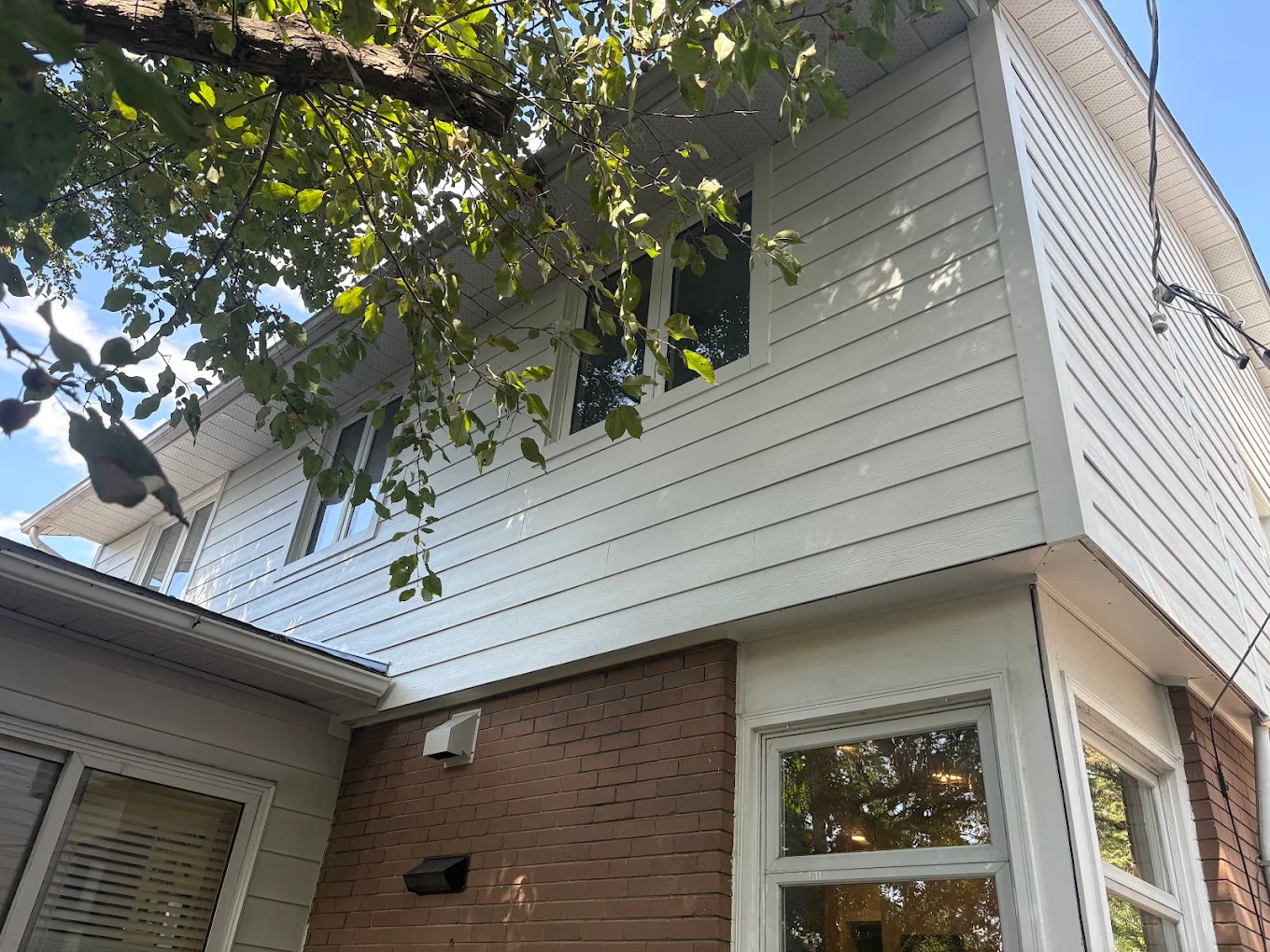 Light-coloured horizontal siding installed on a two-storey Ottawa home by Kaloozie Comfort
